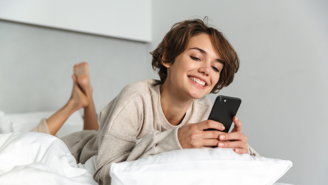 Lee más sobre el artículo LUZ AZUL: protege tu piel (y dale un respiro a las pantallas)